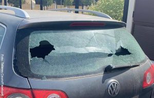 Niño rompió el vidrio de un carro y dejó particular nota de disculpas