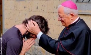 Se levantó la sotana: sacerdote anuncia en misa que ama a una mujer