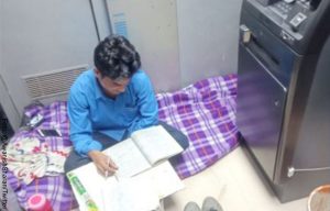 Vigilante que estudia dentro de un cajero automático, enternece en redes