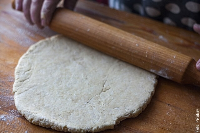 foto de rodilla y harina para hacer pizza