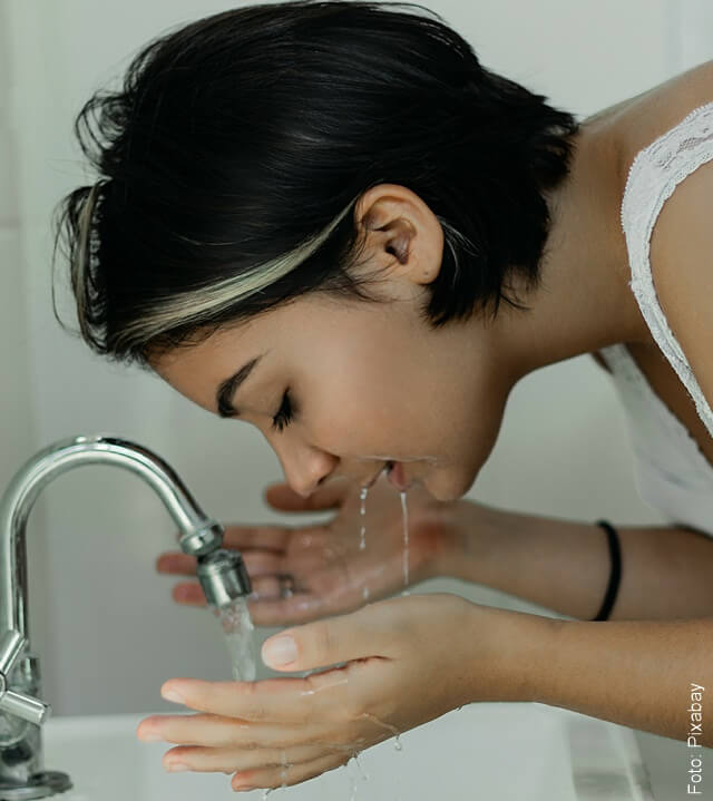 foto de mujer lavándose la cara