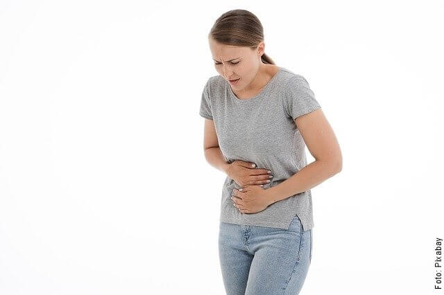 foto de mujer con dolor de estómago