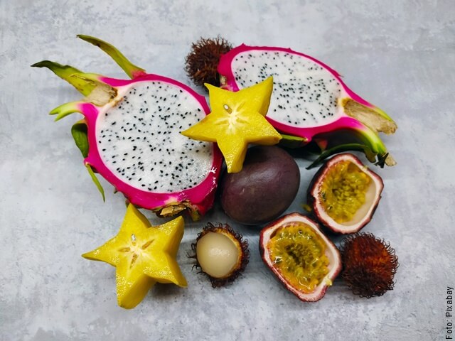 foto de pitahaya partida con más frutas