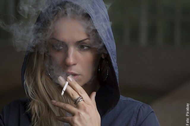 foto de mujer fumando