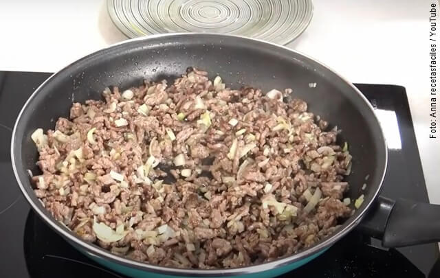 foto de preparación de carne molida para lasaña