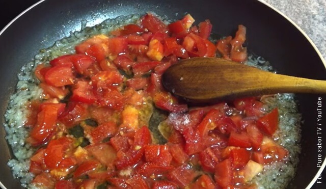 foto de sofreír cebolla y tomate