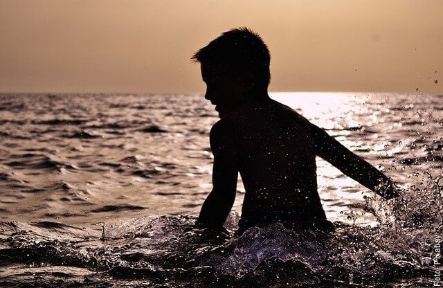 foto de niño en el mar