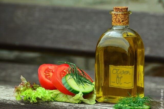 foto de botella de aceite de oliva