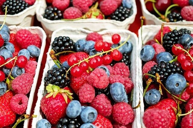 foto de fresas y arándanos