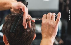 Mamá le hace vergonzoso corte a su hijo para que no salga y evite el covid-19