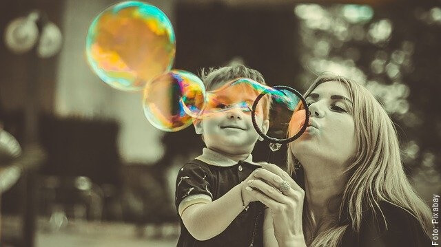 foto de madre e hijo jugando con burbujas