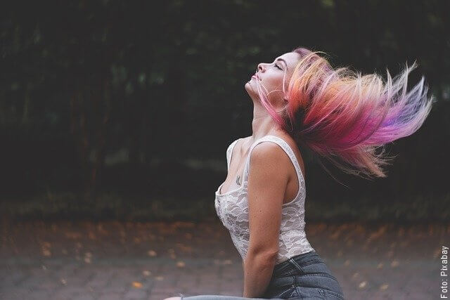foto de mujer con cabello de colores