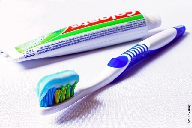 foto de crema dental con cepillo