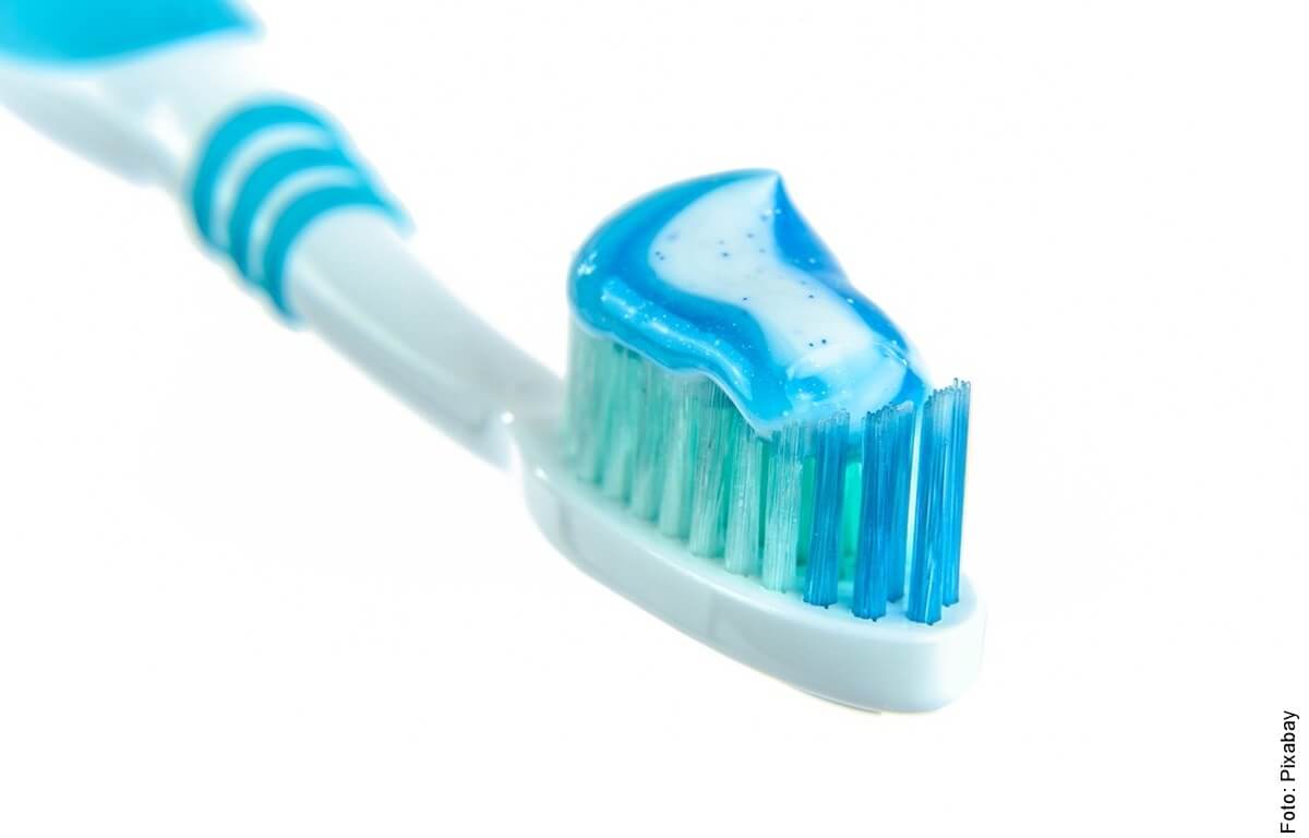 foto de cepillo con crema dental