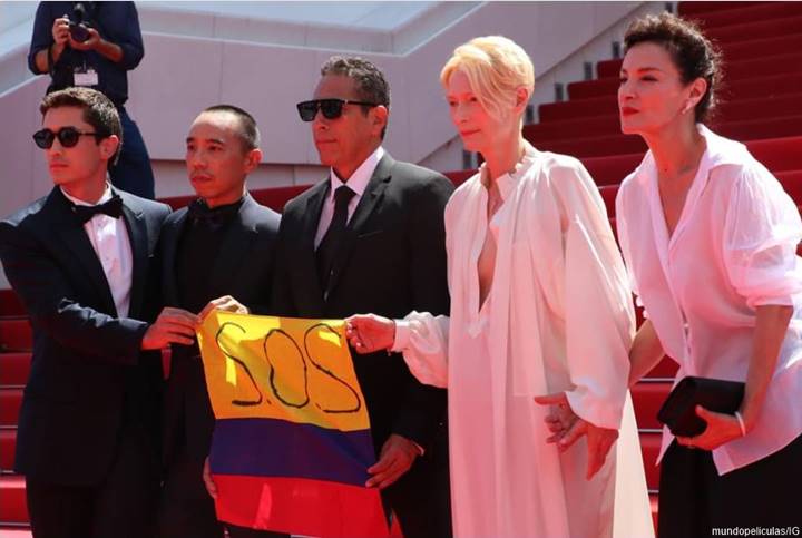 Foto de Tilda Swinton con una bandera de Colombia en Festival de Cannes 2021