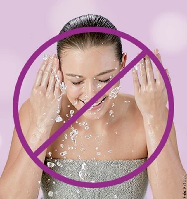 foto de mujer lavándose la cara prohibido