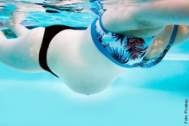 foto de mujer embarazada nadando
