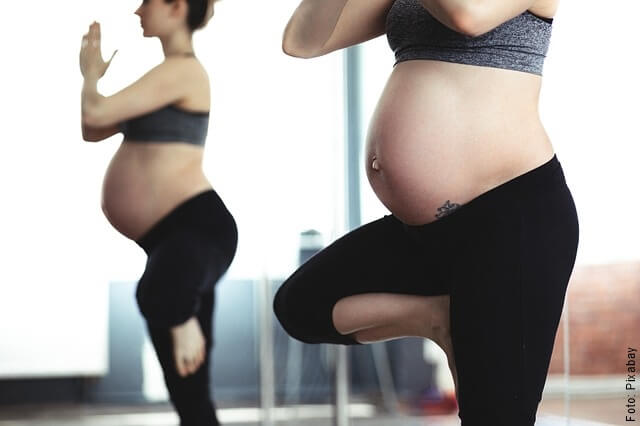 foto de mujer embarazada practicando yoga