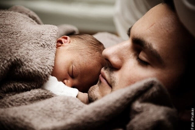 foto de hombre durmiendo con un bebé