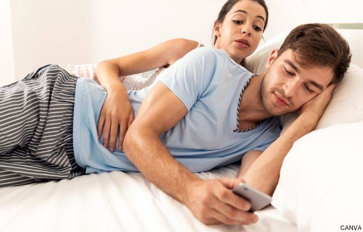 Foto de pareja peleando por el celular en Top 7 de cosas que molestan de la pareja y tal vez no lo sabías