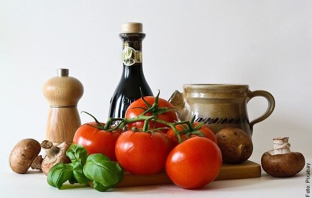 foto de tomates y albahaca