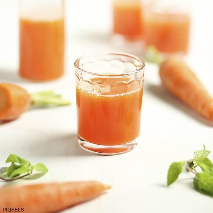 Foto vaso de jugo de zanahoria para ilustrar Para qué sirve el jugo de zanahoria, beneficios y usos en tu vida