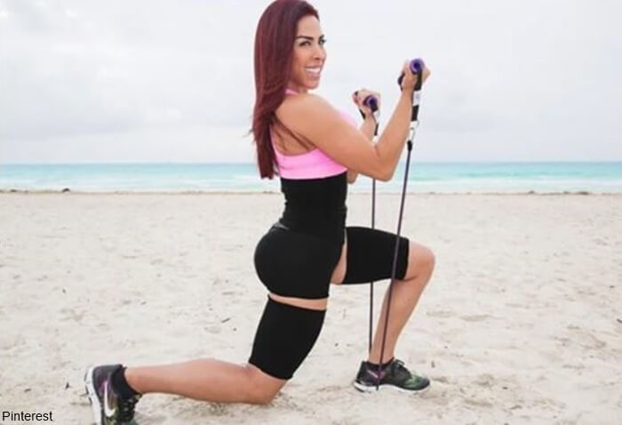 Foto de mujer haciendo ejercicio con faja puesta