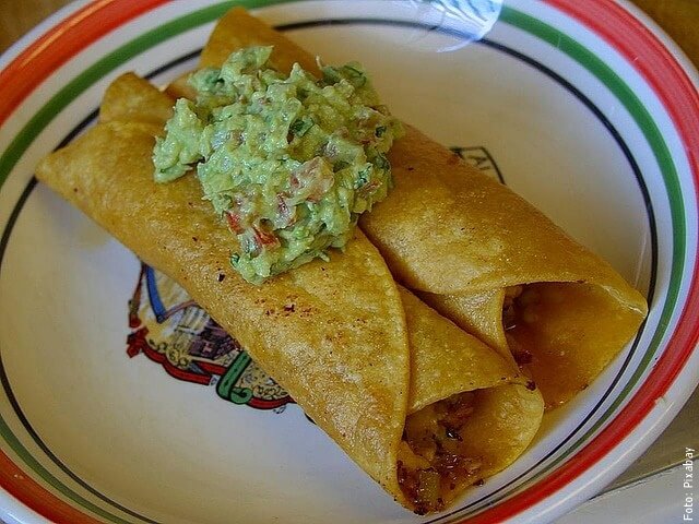 foto de guacamole con flautas
