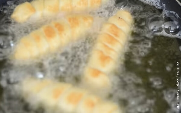 foto de freír palitos de queso