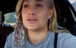 Influencer obliga a su hijo a llorar para sus videos y genera indignación