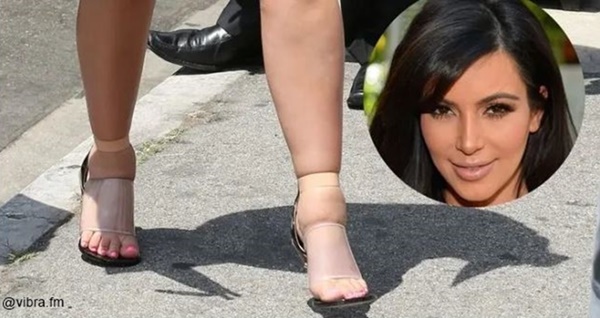Foto de los pies de Kim Kardashian junto a foto de la cara de Kim Kardashian