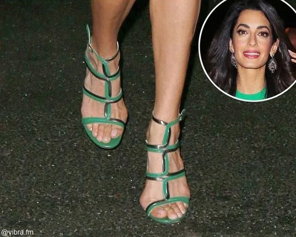 Foto de los pies de Amal Clooney para ilustrar los pies más feos de las famosas de Hollywood