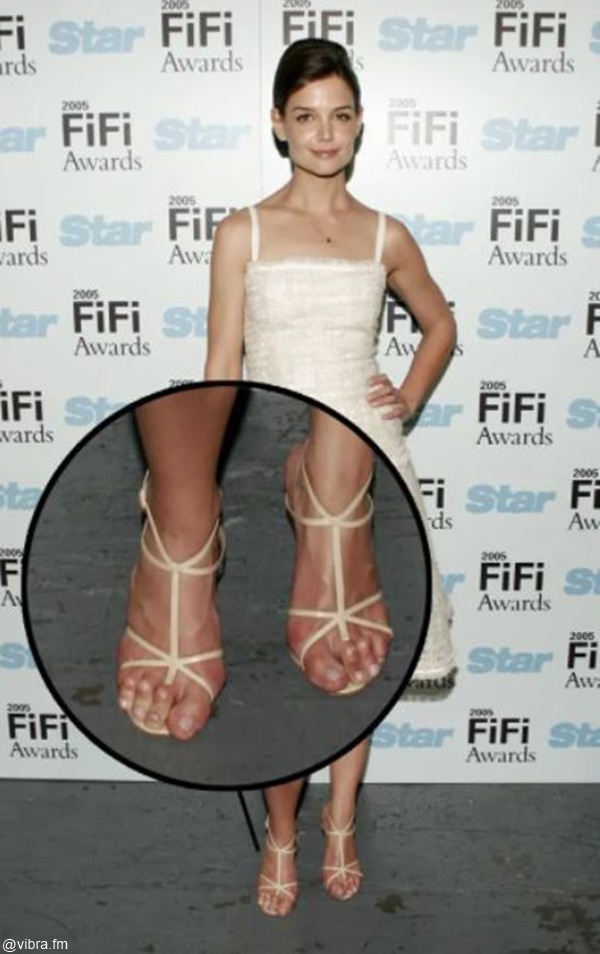 Foto de los pies de Katie Holmes para ilustrar los pies más feos de las famosas de Hollywood