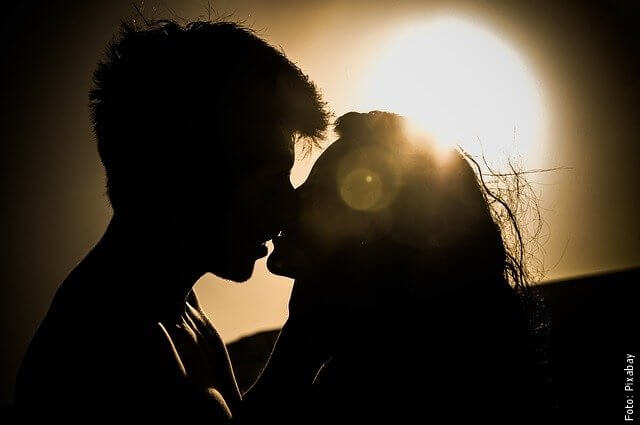 foto de pareja besándose
