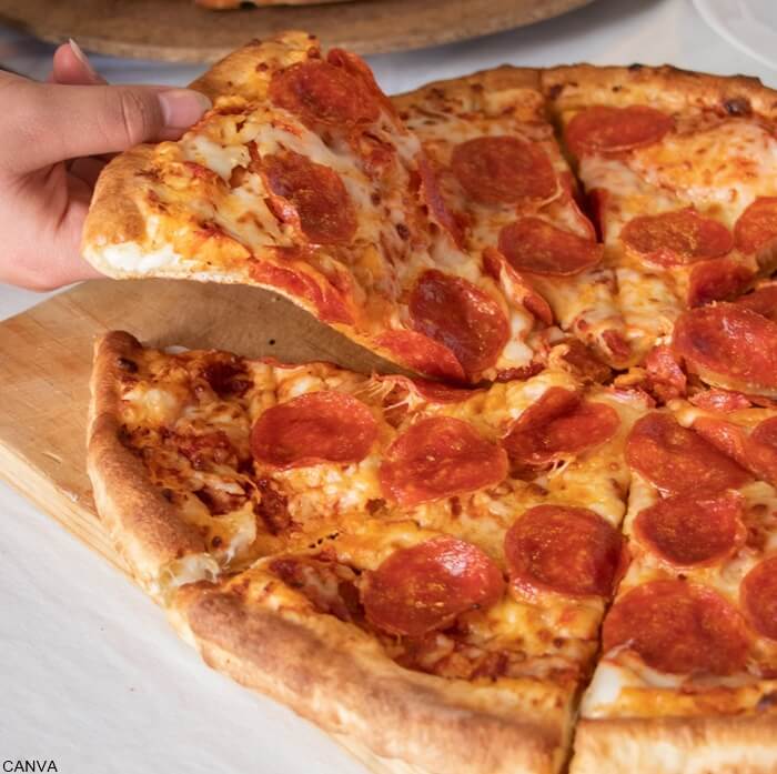Foto de pizza cortada en rebanadas