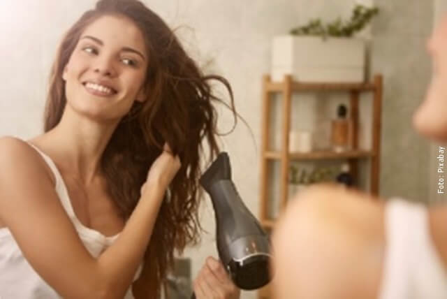 foto de mujer secándose el cabello