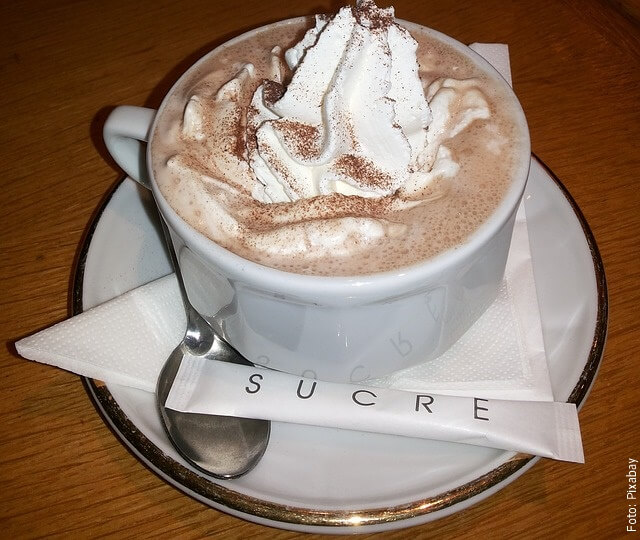 foto de café con crema chantilly