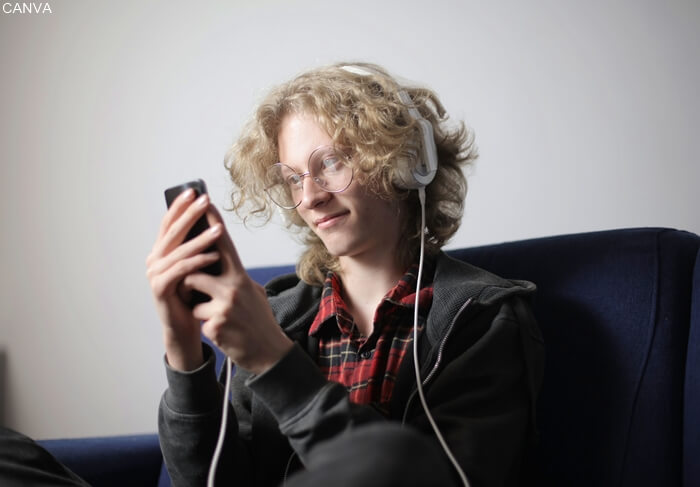 Foto de hombre escuchando música en su celular con audífonos