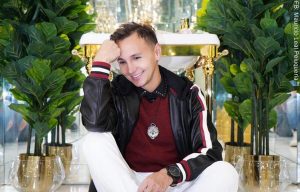 Falleció estilista Mauricio Leal, en su casa y junto con su madre