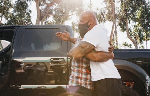 La Roca le regaló su camioneta a seguidor, ¡se adelantó Papa Noel!