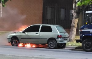 Una mujer quema carro de su pareja al pillarlo siéndole infiel