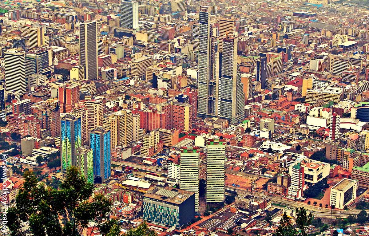 Carros pueden parquearse ahora en algunas vías de Bogotá