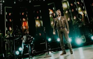 Alejandro Fernández llora en concierto al recordar a Chente