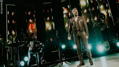 Alejandro Fernández llora en concierto al recordar a Chente