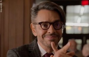 Eugenio Derbez doblando a Burro en medio de Universal Studios