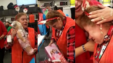 Una mujer recibe su primera muñeca como regalo de Navidad