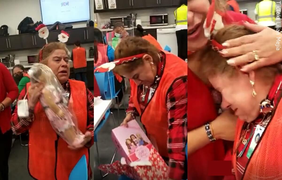 Una mujer recibe su primera muñeca como regalo de Navidad