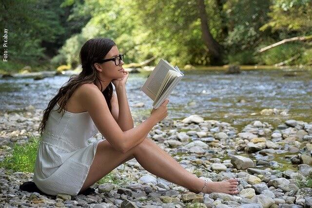 foto de mujer leyendo
