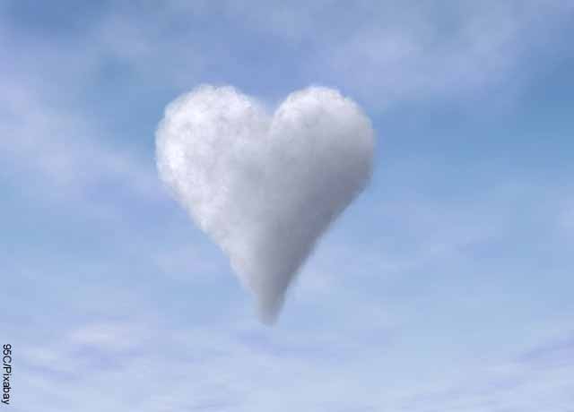 Foto de una nube en forma de corazón