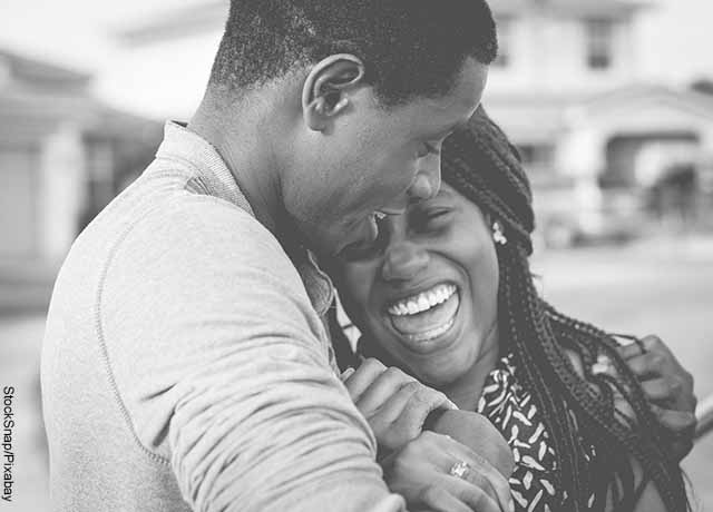 Foto de una pareja sonriendo abrazada
